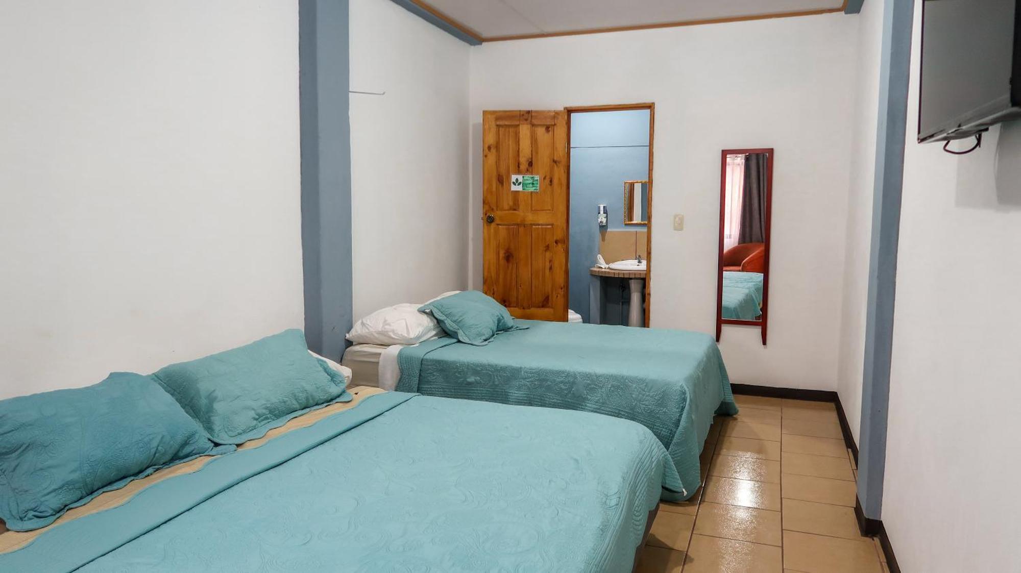 Hotel Hoja De Oro Corcovado 2*