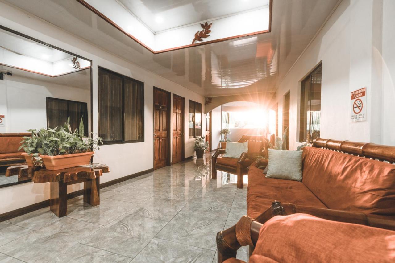 Hotel Hoja De Oro Corcovado 2*